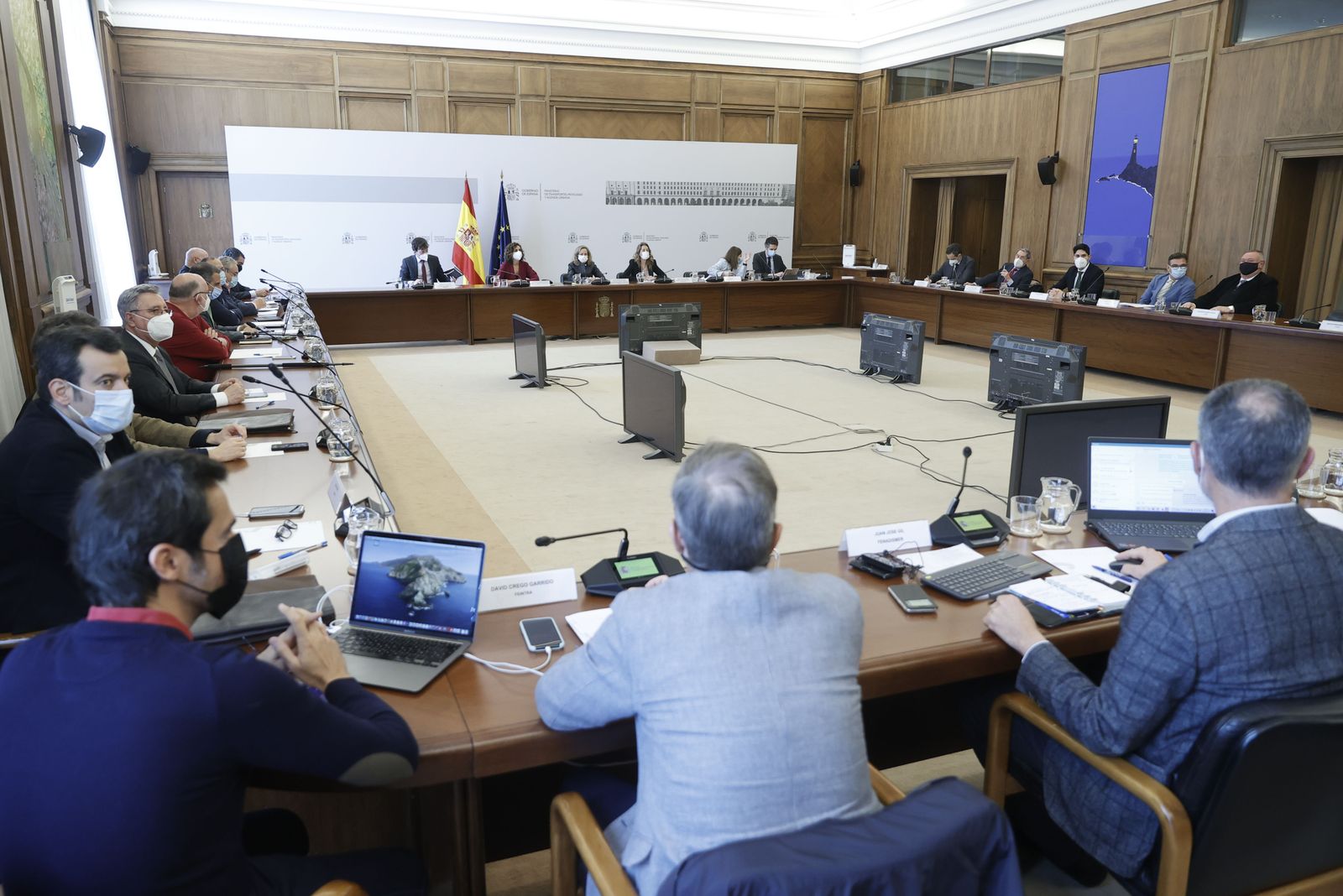 Gobierno y transportistas cierran un pacto de madrugada con la rebaja en carburante
