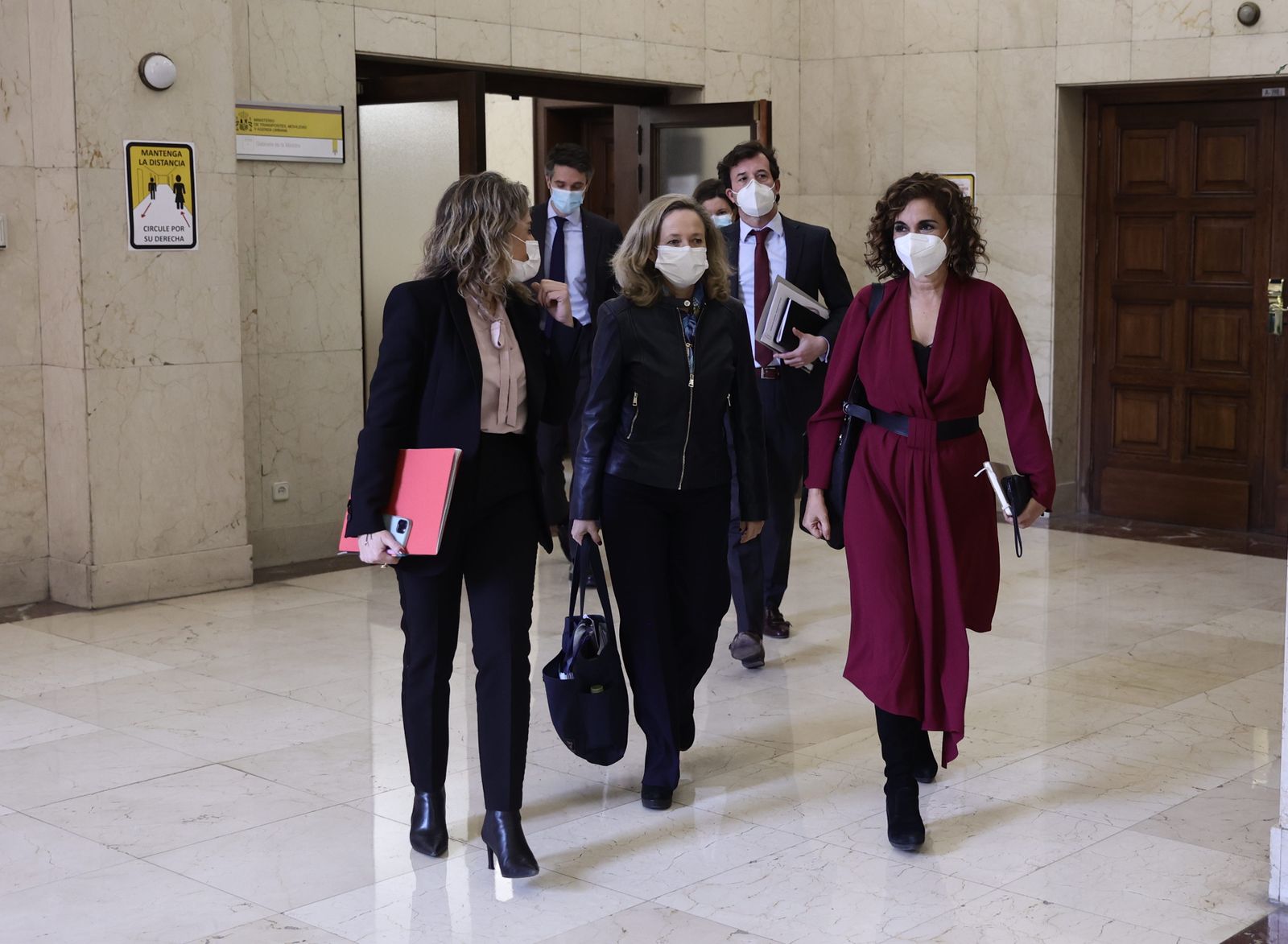 (I-D) La ministra de Transportes, Movilidad y Agenda Urbana, Raquel Sánchez; la vicepresidenta primera y ministra de Asuntos Económicos y Transformación Digital, Nadia Calviño y la ministra de Hacienda y Función Pública, María Jesús Montero, a su llegada