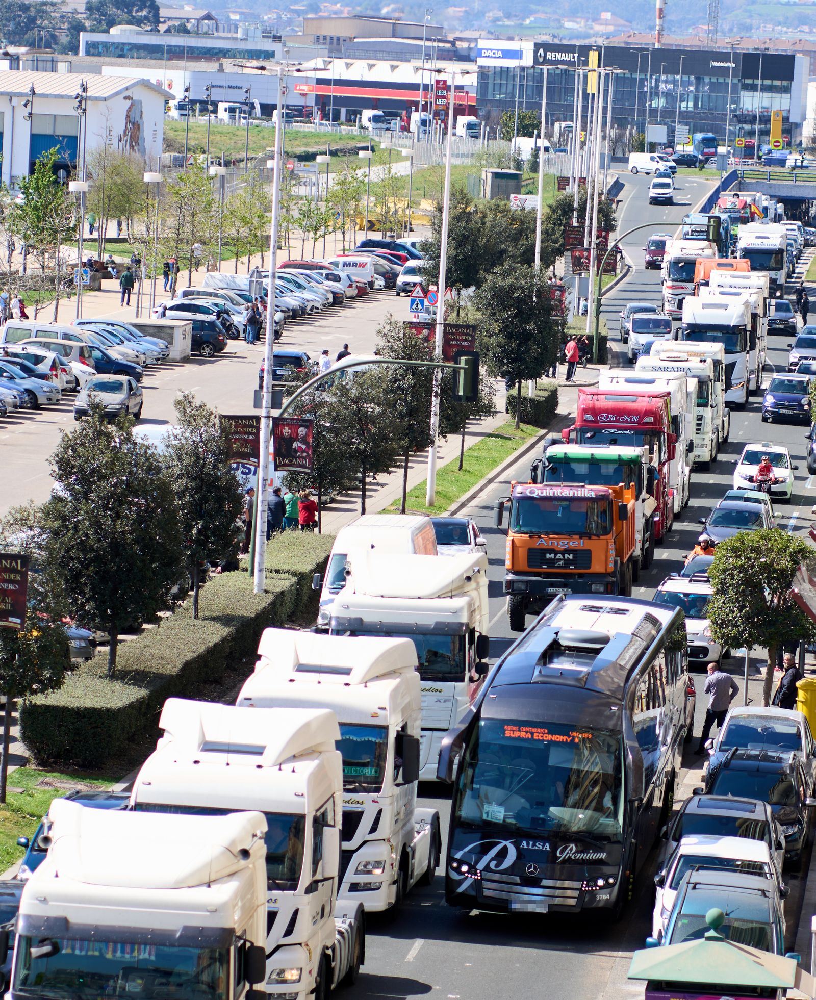 Varios camiones participan en una marcha convocada desde el polígono de Raos hasta el Centro Botín, durante el undécimo día de paro nacional de transportistas